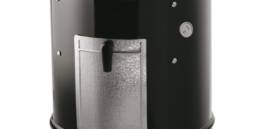 A porcelain enamelled water pan generates steam to keep the cooking temperature low and even.