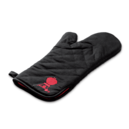 The Weber barbecue mitts, featuring an embroidered kettle, protect your hands from a hot barbecue with their flame retardant coating - a necessity for all barbecuers.