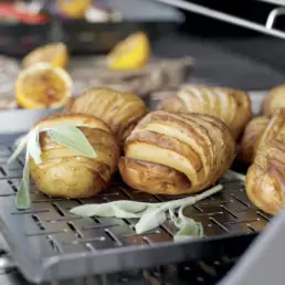 Use the stainless steel grilling pan to infuse food with the unmistakable flavour of barbecue smoke.