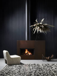 Stûv 21 Single Sided fireplace has a frameless guillotine glass window.