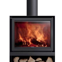 The Stûv 16 wood stoves stand out for their perfectly balanced straight lines that showcase the beauty of the flames.